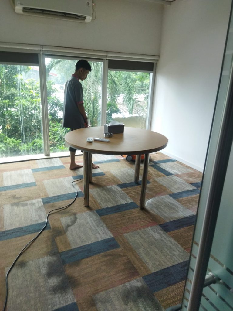 Membersihkan karpet terkena noda dan bau membandal.