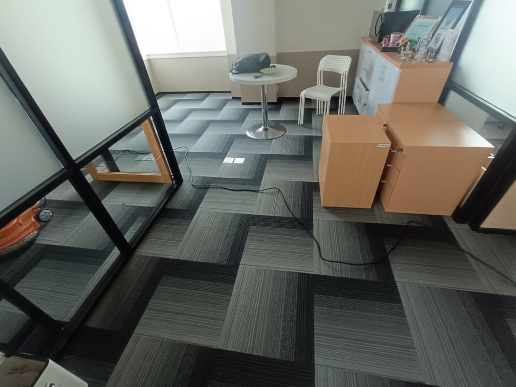 Mokoroclean jasa cuci karpet karpet yang kotor dan bau membuat ruang kerja anda menjadi tidak nyaman.